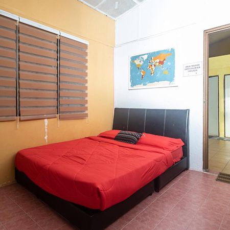 Aiza Homestay Opposite Abang Strawberry Taman Sedia Тана Рата Екстериор снимка