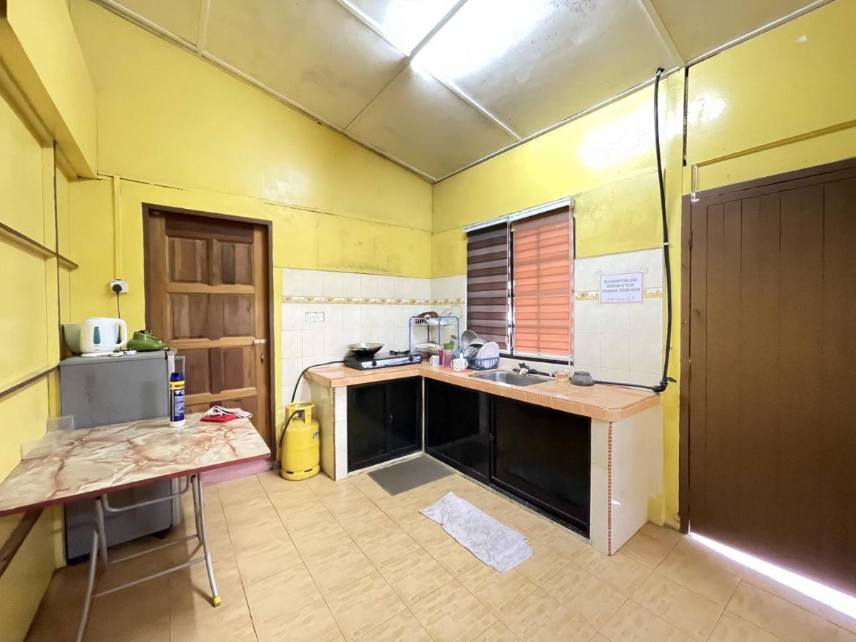 Aiza Homestay Opposite Abang Strawberry Taman Sedia Тана Рата Екстериор снимка
