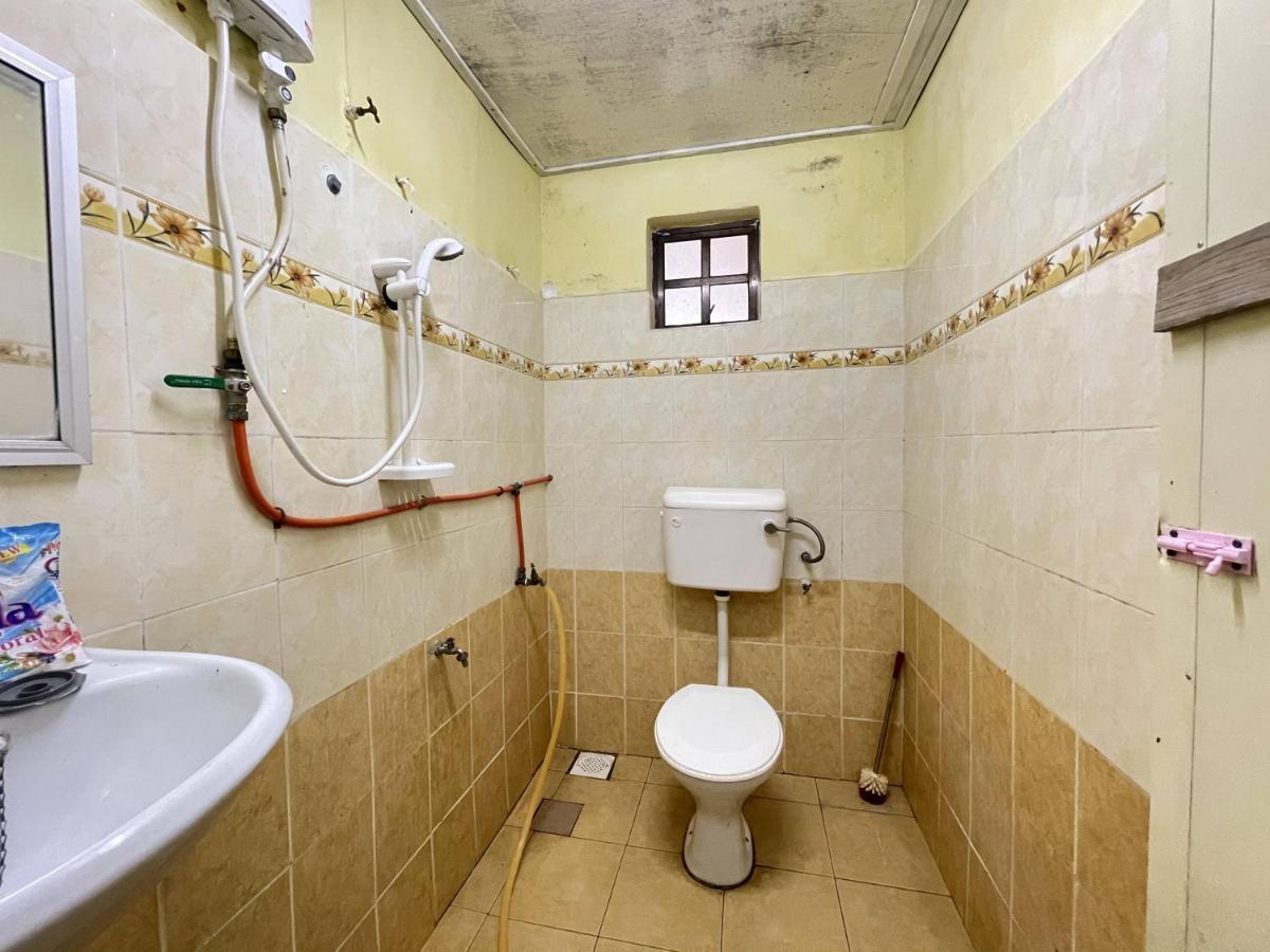 Aiza Homestay Opposite Abang Strawberry Taman Sedia Тана Рата Екстериор снимка