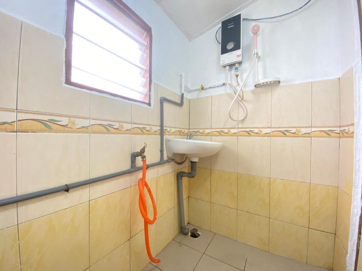 Aiza Homestay Opposite Abang Strawberry Taman Sedia Тана Рата Екстериор снимка
