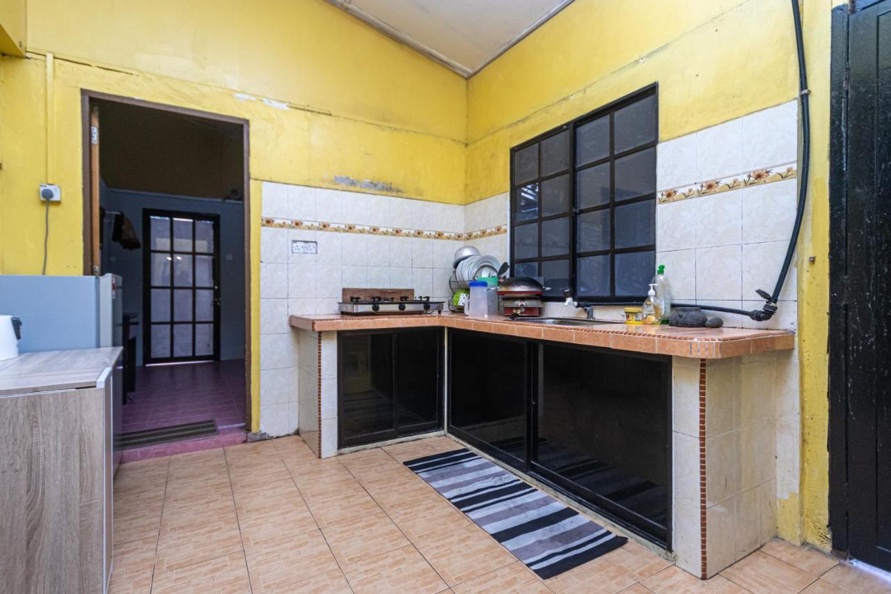 Aiza Homestay Opposite Abang Strawberry Taman Sedia Тана Рата Екстериор снимка