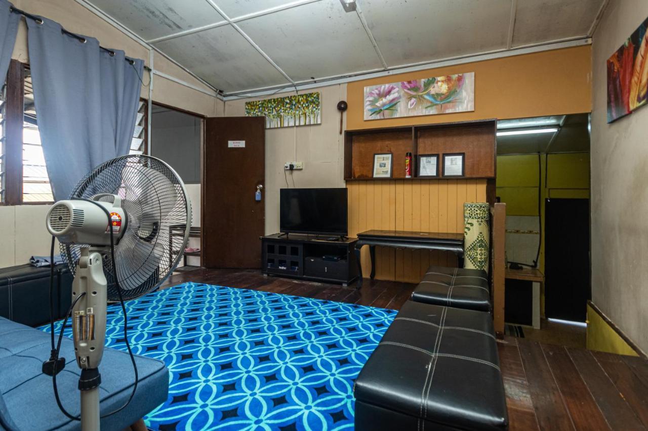 Aiza Homestay Opposite Abang Strawberry Taman Sedia Тана Рата Екстериор снимка