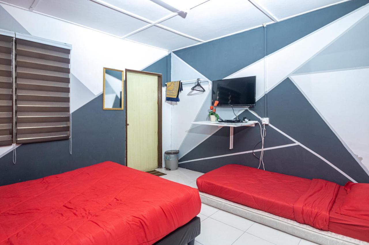 Aiza Homestay Opposite Abang Strawberry Taman Sedia Тана Рата Екстериор снимка