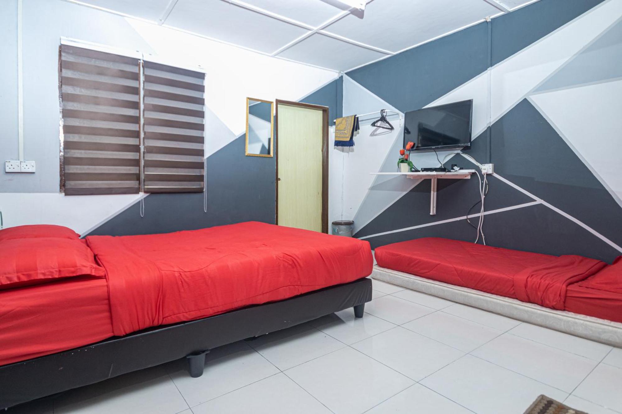 Aiza Homestay Opposite Abang Strawberry Taman Sedia Тана Рата Екстериор снимка